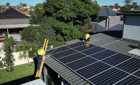 Equipo de Balear Solar trabajando en un tejado de Mallorca